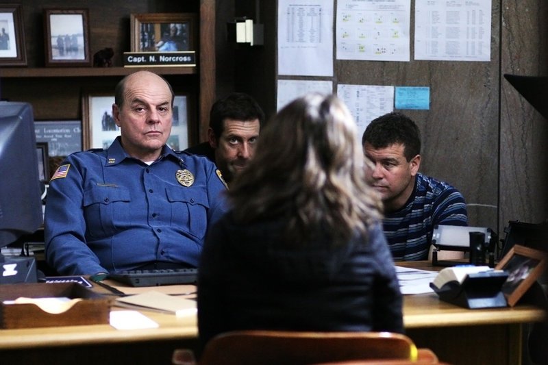 Captain Nathan Norcross (Michael Ironside) zieht bei dem schwierigen Fall Polizistin Megan Paige (Eliza Dushku) als Beraterin hinzu. – Bild: Tele 5 Captain Nathan Norcross (Michael Ironside) zieht bei dem schwierigen Fall Polizistin Megan Paige (Eliza Dushku) als Beraterin hinzu. – Bild: Tele 5