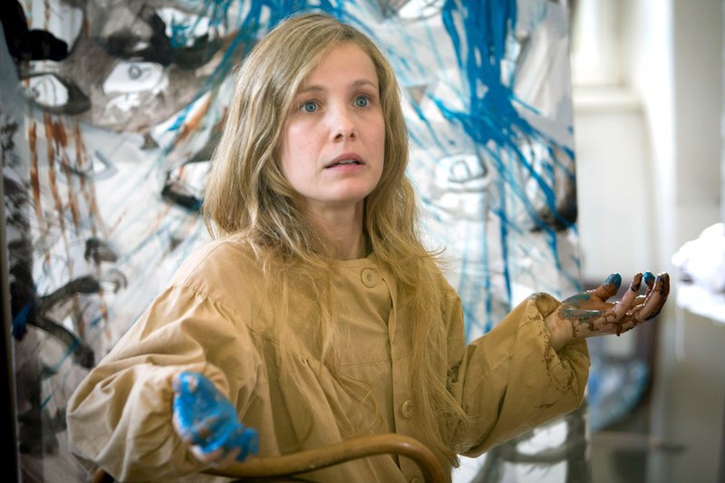 Anna (Gaëlle Bona), die von Schizophrenie geplagt wird, baut beim Malen Aggressionen ab. – Bild: ARTE/SSR / © RTS Philippe Christin Anna (Gaëlle Bona), die von Schizophrenie geplagt wird, baut beim Malen Aggressionen ab. – Bild: ARTE/SSR / © RTS Philippe Christin