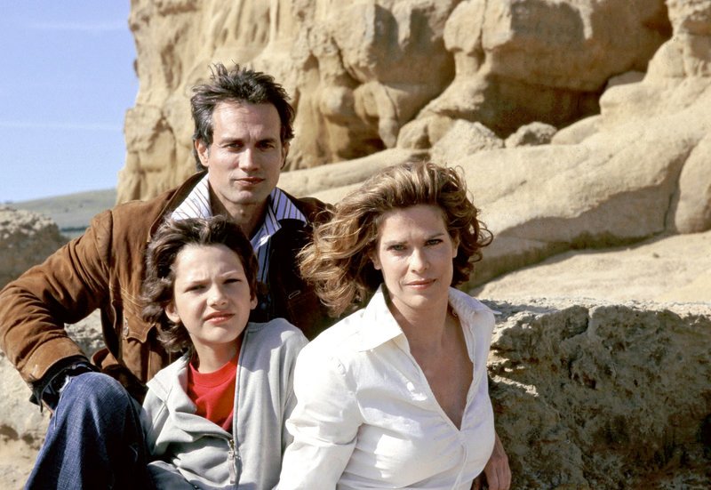 Kate (Ursula Buschhorn), David (Ralf Bauer) und der kleine Jeffrey (Jimi Blue Ochsenknecht) sind glücklich vereint. – Bild: ARD Degeto/Stephen Power Kate (Ursula Buschhorn), David (Ralf Bauer) und der kleine Jeffrey (Jimi Blue Ochsenknecht) sind glücklich vereint. – Bild: ARD Degeto/Stephen Power