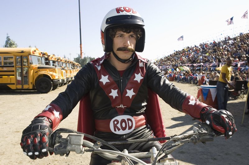 Rod Kimble (Andy Samberg) ist naiv, nutzlos und überzeugt, dass sein toter Vater das geheime Double des legendären Stuntman Evel Knievel war. Und leider glaubt Rod auch, dass er ebenfalls zum Stuntman geboren wurde … – Bild: 2007 Paramount Pictures. All Rights Reserved. Lizenzbild frei Rod Kimble (Andy Samberg) ist naiv, nutzlos und überzeugt, dass sein toter Vater das geheime Double des legendären Stuntman Evel Knievel war. Und leider glaubt Rod auch, dass er ebenfalls zum Stuntman geboren wurde … – Bild: 2007 Paramount Pictures. All Rights Reserved. Lizenzbild frei