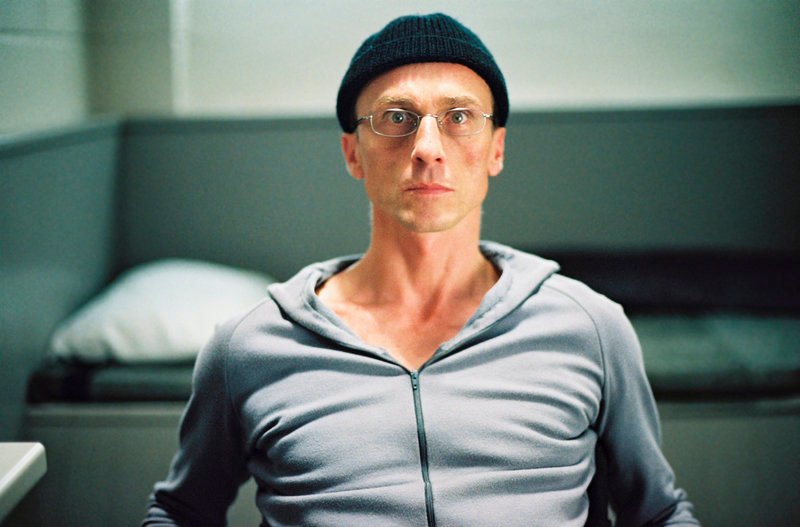 Gabriel Engel (André Hennicke) versucht auch noch hinter Gittern Unheil anzurichten. – Bild: Tele 5 Gabriel Engel (André Hennicke) versucht auch noch hinter Gittern Unheil anzurichten. – Bild: Tele 5
