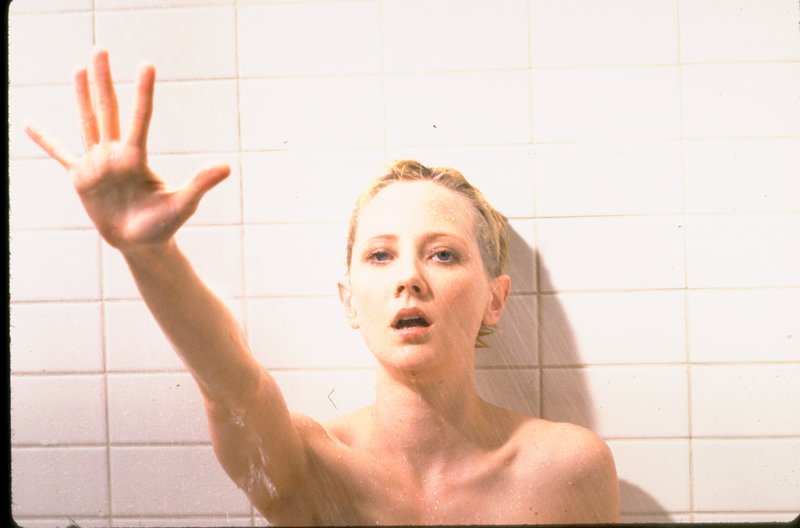 Zwar ist Marion Crane (Anne Heche) mit dem Geld ihres Arbeitgebers auf der Flucht. Aber sie hat nicht damit gerechnet, im Hotel unter Dusche mit einem Messer attackiert zu werden. – Bild: ZDF und United International Pictures Zwar ist Marion Crane (Anne Heche) mit dem Geld ihres Arbeitgebers auf der Flucht. Aber sie hat nicht damit gerechnet, im Hotel unter Dusche mit einem Messer attackiert zu werden. – Bild: ZDF und United International Pictures