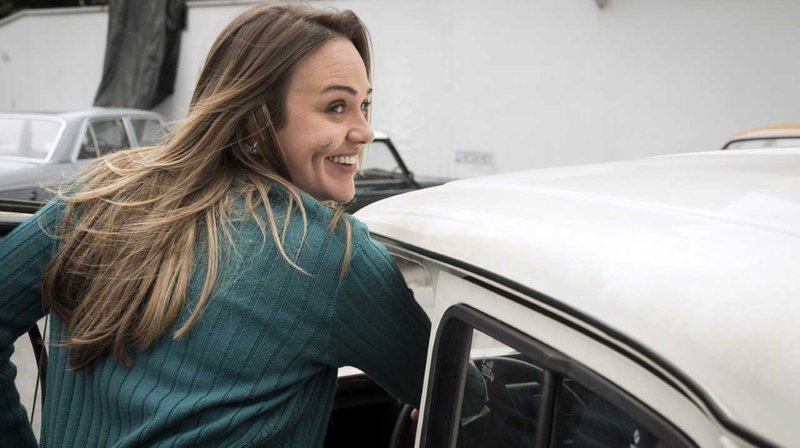 Lillis (Alwara Höfels) Auto fährt nicht mehr. – Bild: WDR/​Thomas Kost