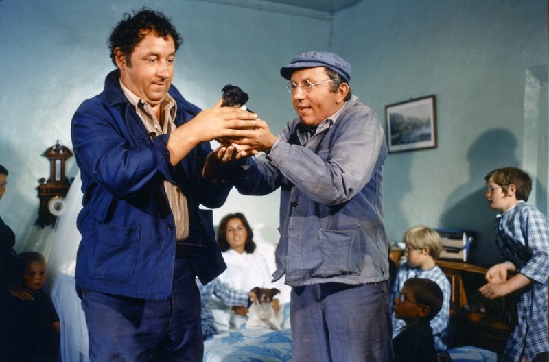Alexander Gartempe (Philippe Noiret, li.) ist zu Besuch bei seinen Nachbarn und begrüßt den neugeborenen Hund gemeinsam mit Sanguin (Paul Le Person, re.). – Bild: ARTE France / © 1968 Gaumont/Sofinergie 4/Madeleine Films Alexander Gartempe (Philippe Noiret, li.) ist zu Besuch bei seinen Nachbarn und begrüßt den neugeborenen Hund gemeinsam mit Sanguin (Paul Le Person, re.). – Bild: ARTE France / © 1968 Gaumont/Sofinergie 4/Madeleine Films