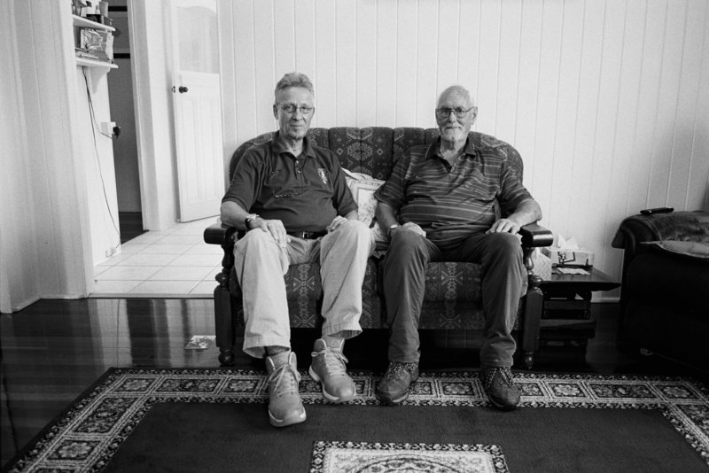 Der Filmemacher Michael Teutsch und der inzwischen nach Australien ausgewanderte Schotte Alex vereint auf einem Sofa im Jahr 2017. – Bild: ZDF und Hans-Albrecht Lusznat Der Filmemacher Michael Teutsch und der inzwischen nach Australien ausgewanderte Schotte Alex vereint auf einem Sofa im Jahr 2017. – Bild: ZDF und Hans-Albrecht Lusznat