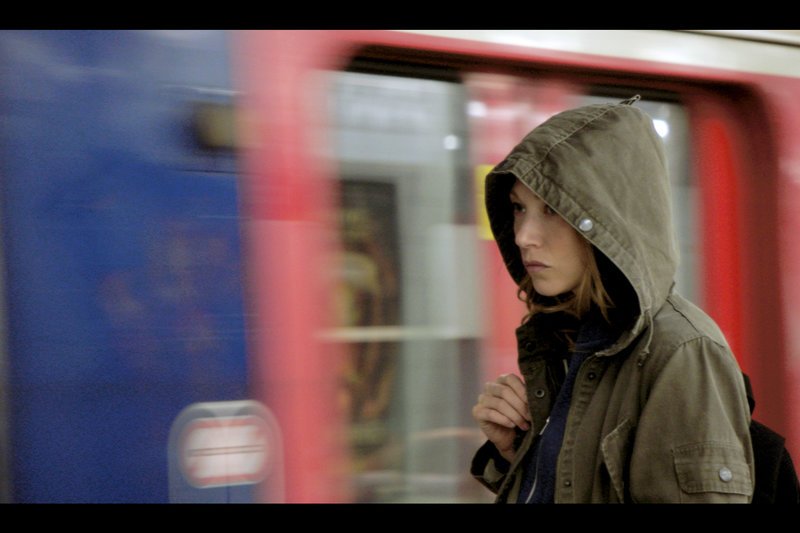 Céline (Laura Smet) pendelt zwischen Banlieue und Paris. Ihre Angst ist dabei ein ständiger Begleiter. – Bild: ARTE France / © Agat Films & Cie Céline (Laura Smet) pendelt zwischen Banlieue und Paris. Ihre Angst ist dabei ein ständiger Begleiter. – Bild: ARTE France / © Agat Films & Cie