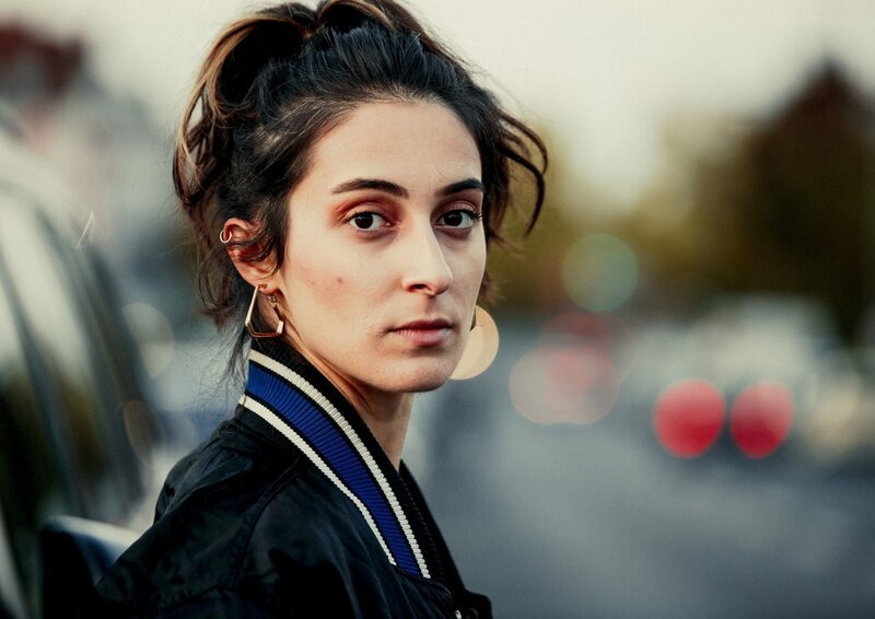 Asli (Seda Güngör) ist neu in Berlin. Sie kam als Teil der jüngsten Einwanderungswelle aus der Türkei nach Deutschland. – Bild: ZDF und Daniel Nartschick. Asli (Seda Güngör) ist neu in Berlin. Sie kam als Teil der jüngsten Einwanderungswelle aus der Türkei nach Deutschland. – Bild: ZDF und Daniel Nartschick.