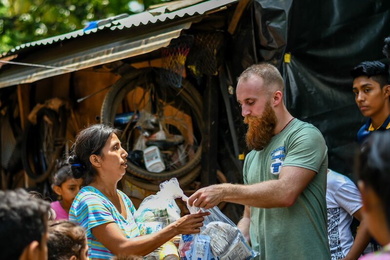 christian mission team giving aid to family in Guatemalan village – Bild: ZDF