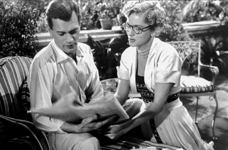 In einer Villa in Florenz beginnen David (Joseph Cotten) und Manina (Joan Fontaine) ein neues Leben. Die „New York Times“ ist ihre letzte Verbindung in die USA. – Bild: Theatrical International Creative / © Theatrical International Creative In einer Villa in Florenz beginnen David (Joseph Cotten) und Manina (Joan Fontaine) ein neues Leben. Die „New York Times“ ist ihre letzte Verbindung in die USA. – Bild: Theatrical International Creative / © Theatrical International Creative