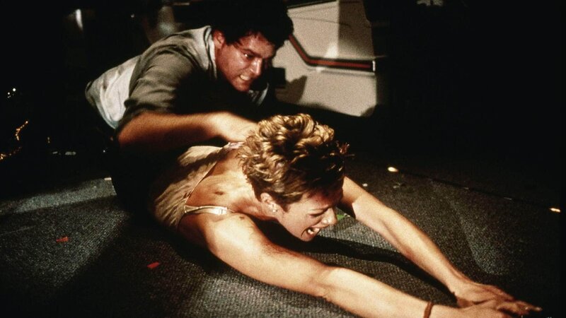 Serienkiller Ryan (Ray Liotta) macht Jagd auf Stewardess Teri (Lauren Holly). – Bild: TVNOW