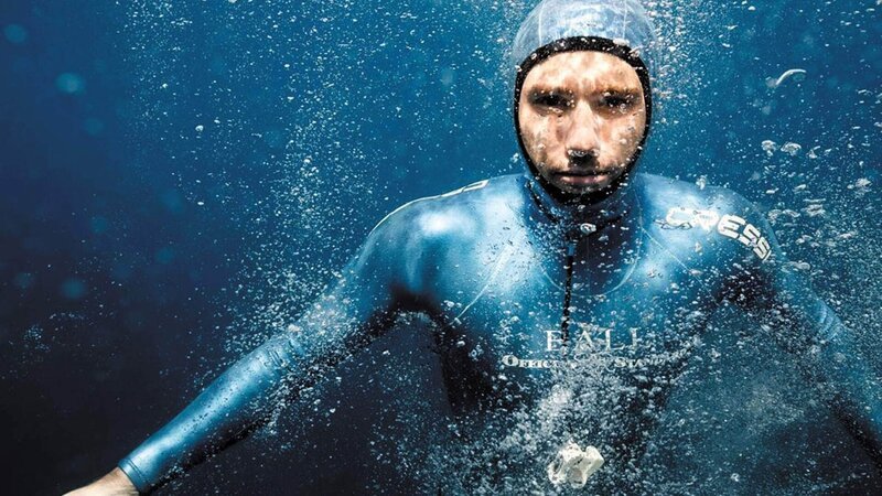Guillaume Néry ist einer der besten Apnoetaucher der Welt. Er hält es 7, 42 Minuten unter Wasser aus. Er wurde durch sein „Free Fall“-Video auf YouTube mit fast 19 Mio. Views zum französischen Superstar. Die Verwendung des sendungsbezogenen Materials ist nur mit dem Hinweis und Verlinkung auf TVNOW gestattet. – Bild: RTL / © 2014 AdriAlpe Media Filmproduktions GmbH Die Verwendung des Materials von RTL Deutschland ist nur zur redaktionellen Berichterstattung im Zusammenhang mit der Sendung unter Angabe der Credits/ Guillaume Néry ist einer der besten Apnoetaucher der Welt. Er hält es 7, 42 Minuten unter Wasser aus. Er wurde durch sein „Free Fall“-Video auf YouTube mit fast 19 Mio. Views zum französischen Superstar. Die Verwendung des sendungsbezogenen Materials ist nur mit dem Hinweis und Verlinkung auf TVNOW gestattet. – Bild: RTL / © 2014 AdriAlpe Media Filmproduktions GmbH Die Verwendung des Materials von RTL Deutschland ist nur zur redaktionellen Berichterstattung im Zusammenhang mit der Sendung unter Angabe der Credits/