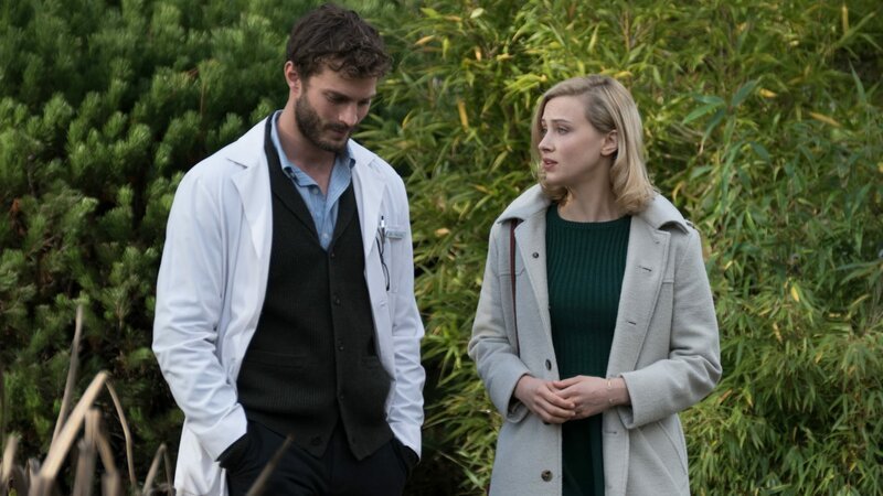 Dr. Allan Pascal (Jamie Dornan, l.); Natalie (Sarah Gadon, r.) – Bild: Dieses Bild darf ausschließlich nach Maßgabe der Allgemeinen Geschäftsbedingungen für die Presselounges der Sender der ProSiebenSat.1 Media SE (AGB) genutzt werden. Die in den AGB festgesetzten Rechteeinschränkungen sind unbedingt  …
