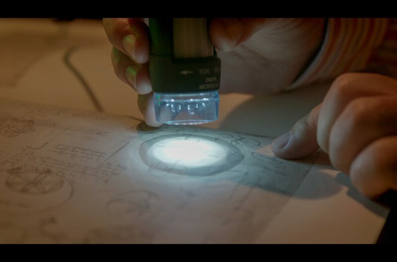 Eine Zeichnung von Leonardo da Vinci wird untersucht. – Bild: Zed Productions