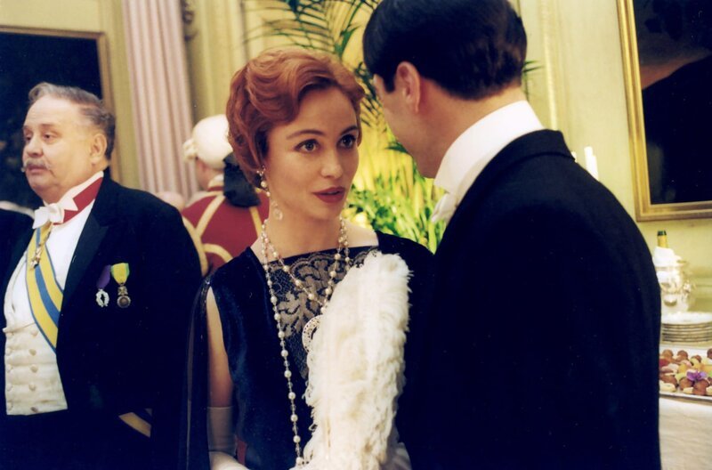 Gilberte (Emmanuelle Béart) und Marcel Proust (Marcello Mazzarella) auf einem Fest – Bild: arte