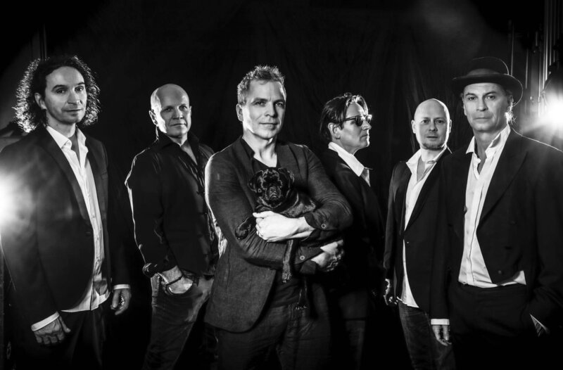 Die Band „Brings“ mit Stephan Brings (l) und Peter Brings (r) und Dirk Kaftan (3.v.l.), Generalmusikdirektor des Beethoven Orchesters Bonn. – Bild: WDR/Moritz Künster Die Band „Brings“ mit Stephan Brings (l) und Peter Brings (r) und Dirk Kaftan (3.v.l.), Generalmusikdirektor des Beethoven Orchesters Bonn. – Bild: WDR/Moritz Künster