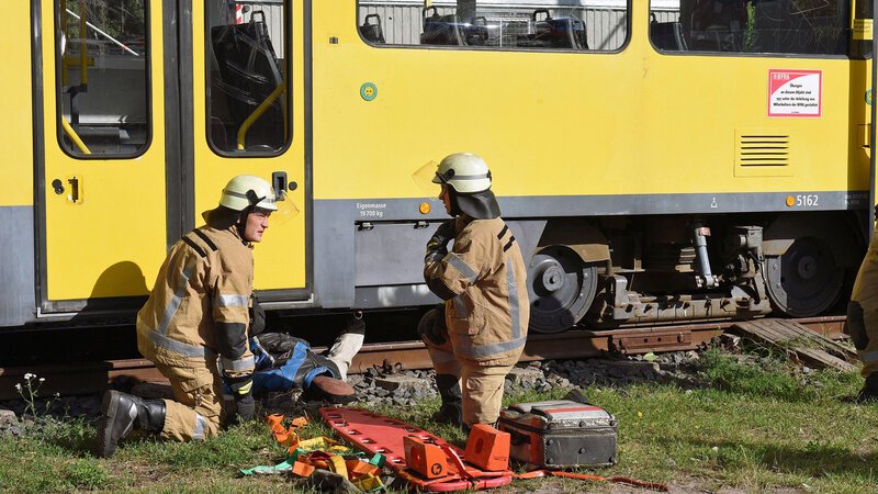 Auch Lehrgänge und Übungen zählen zum Alltag in den Wachen. So bleiben auch gestandene Feuerwehrmänner auf ihrem hohen Leistungsstand. – Bild: BILD Auch Lehrgänge und Übungen zählen zum Alltag in den Wachen. So bleiben auch gestandene Feuerwehrmänner auf ihrem hohen Leistungsstand. – Bild: BILD