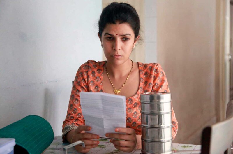 Da ihr Mann nicht reagiert, steckt Ila (Nimrat Kaur) beim nächsten Mal eine Notiz in die Lunchbox. – Bild: WDR Da ihr Mann nicht reagiert, steckt Ila (Nimrat Kaur) beim nächsten Mal eine Notiz in die Lunchbox. – Bild: WDR