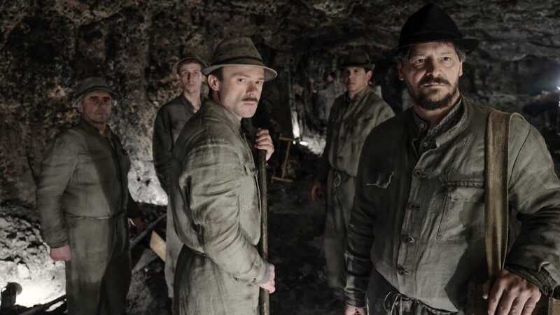 Die Bergarbeiter Heinzi (Franz Grieshofer), Flori (Lorenzo Walcher), Johann Dörfler (Gerhard Liebmann), Willi (Daniel Keberle) und Sepp Rottenbacher (Fritz Karl) im Bergwerk – Bild: ZDF und ORF/Mona Film/Bernd Schuller. Die Bergarbeiter Heinzi (Franz Grieshofer), Flori (Lorenzo Walcher), Johann Dörfler (Gerhard Liebmann), Willi (Daniel Keberle) und Sepp Rottenbacher (Fritz Karl) im Bergwerk – Bild: ZDF und ORF/Mona Film/Bernd Schuller.