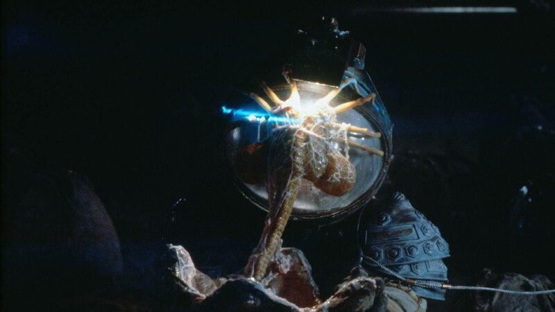 Die Besatzung des Weltraumfrachters Nostromo wird von einem Alien angegriffen … – Bild: TVNOW Die Besatzung des Weltraumfrachters Nostromo wird von einem Alien angegriffen … – Bild: TVNOW