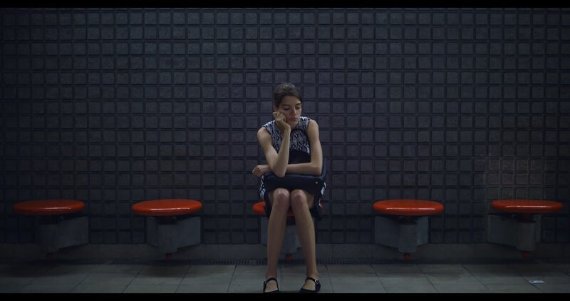 Nina (Lida Freudenreich) wartet an einer U-Bahnstation in Mailand. – Bild: Man on Mars Filmproduktion / BR, Karbe Film Nina (Lida Freudenreich) wartet an einer U-Bahnstation in Mailand. – Bild: Man on Mars Filmproduktion / BR, Karbe Film