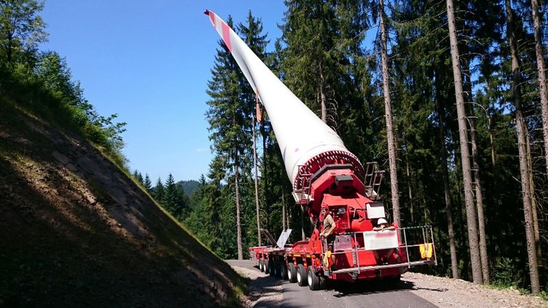 Ein Rotorblatt für eine Windkraftanlage muss auf einen Berg im Schwarzwald transportiert werden. Das Problem: Das Rotorblatt ist mit 46 Metern zu lang für die engen Kurven und Ortsdurchfahrten. – Bild: N24 Doku Ein Rotorblatt für eine Windkraftanlage muss auf einen Berg im Schwarzwald transportiert werden. Das Problem: Das Rotorblatt ist mit 46 Metern zu lang für die engen Kurven und Ortsdurchfahrten. – Bild: N24 Doku