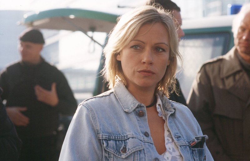 Franziska (Jennifer Nitsch) glaubt nicht daran, dass ihr Bruder bei einem Unfall ums Leben kam und ermittelt auf eigene Faust … – Bild: ProSieben Media AG Sat.1 Franziska (Jennifer Nitsch) glaubt nicht daran, dass ihr Bruder bei einem Unfall ums Leben kam und ermittelt auf eigene Faust … – Bild: ProSieben Media AG Sat.1