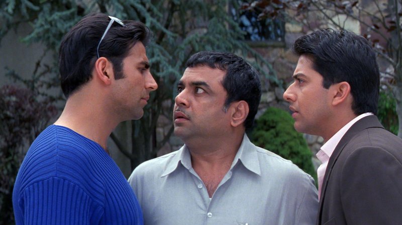 Guru Gulab Khatri (Akshay Kumar, li), Manilal (Paresh Rawal, Mitte), Dr. Anmol Acharya (Aftab Shivdasani, re) – Bild: Zee.One