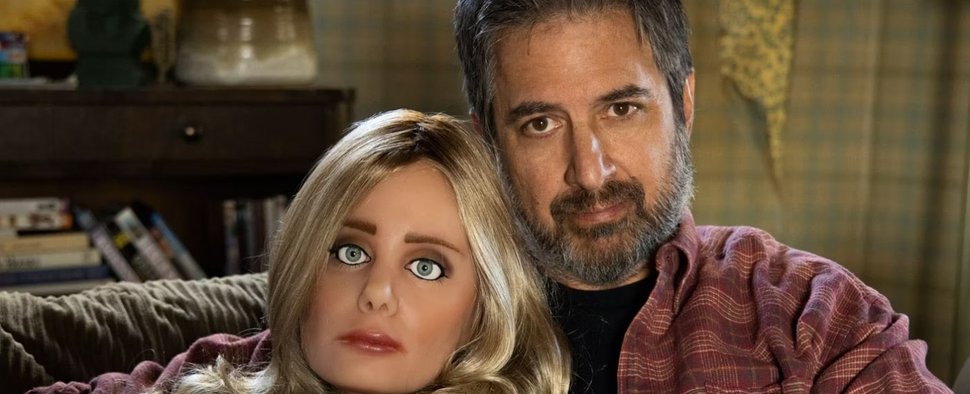 Ray Romano (r.) in „Made for Love“ – Bild: Max